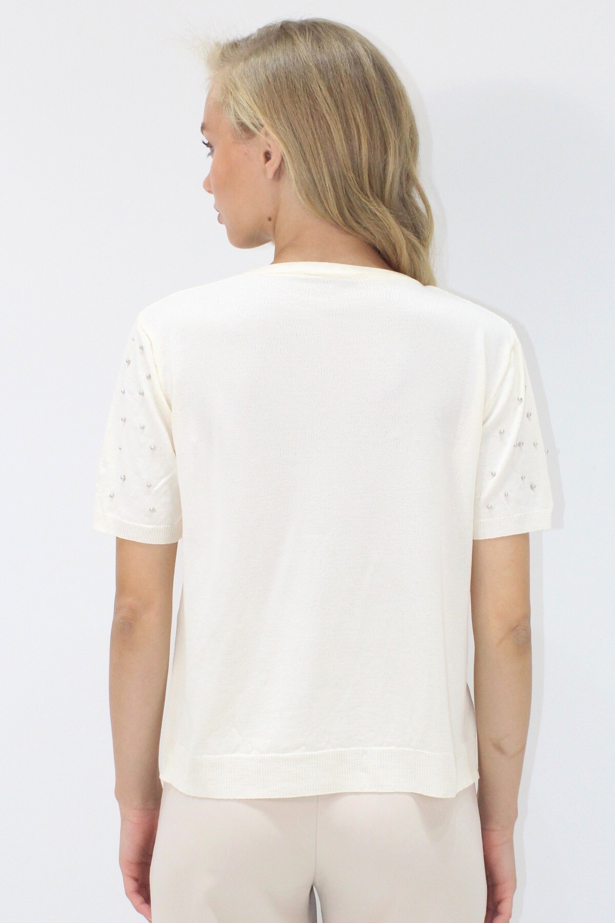 Krem Bisiklet Yaka İnci Çakımlı Kısa Kollu Triko Bluz