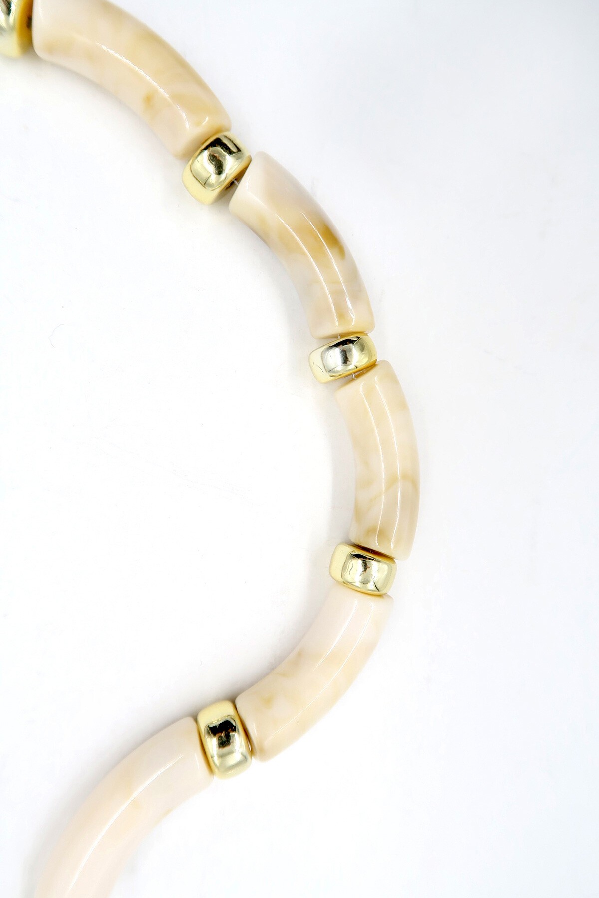 Krem Gold Detaylı Kemik Taşlı Kolye