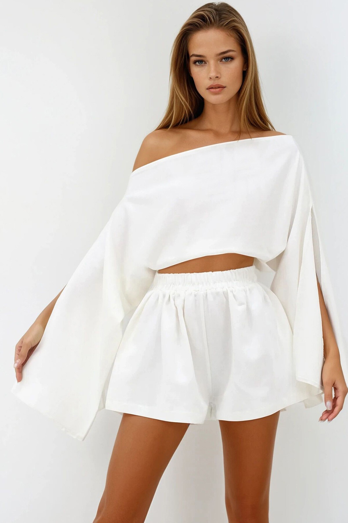 Krem Kayık Yaka Kolları Yırtmaçlı Keten Crop Bluz Ve Şort Takım