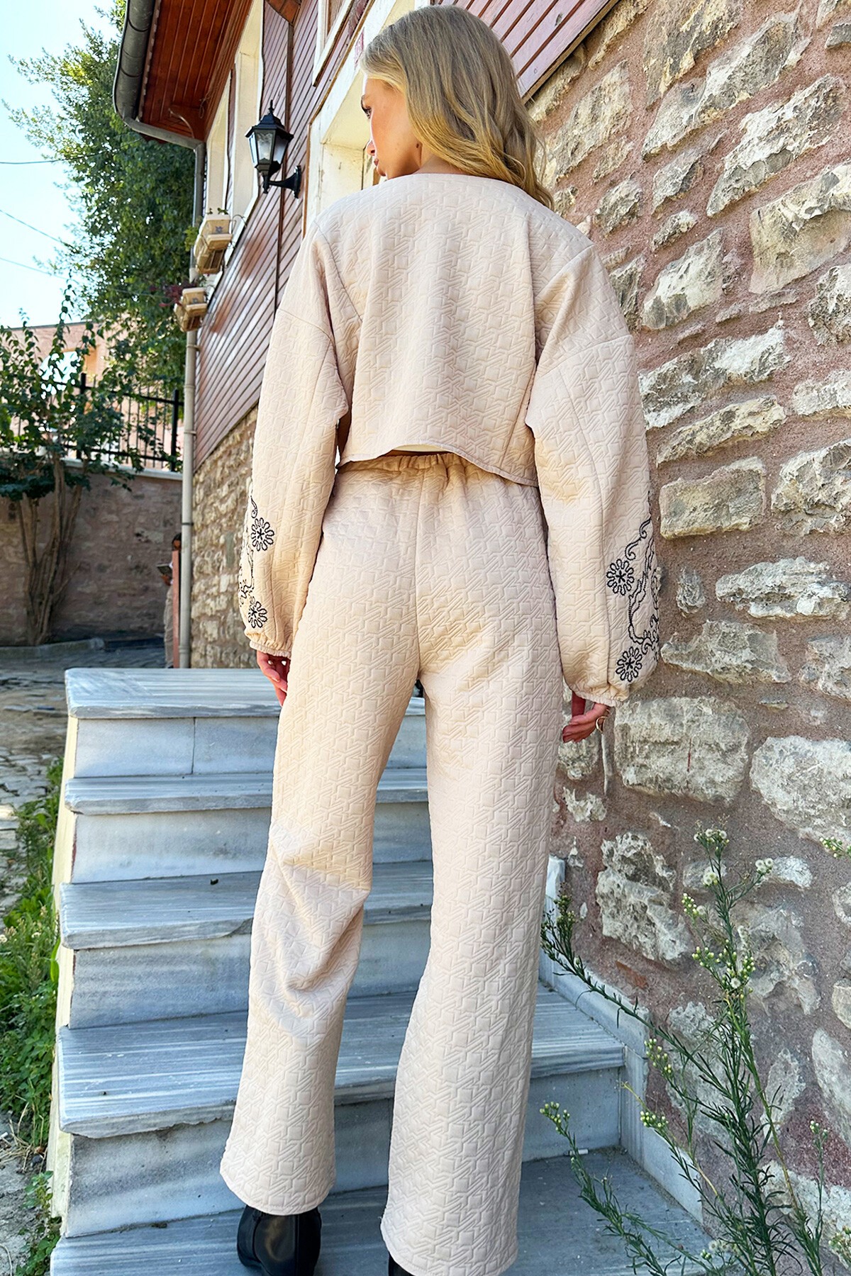 Krem Önü Bağlamalı Etnik Nakışlı Dokulu Ceket Ve Pantolonlu  İkili Takım