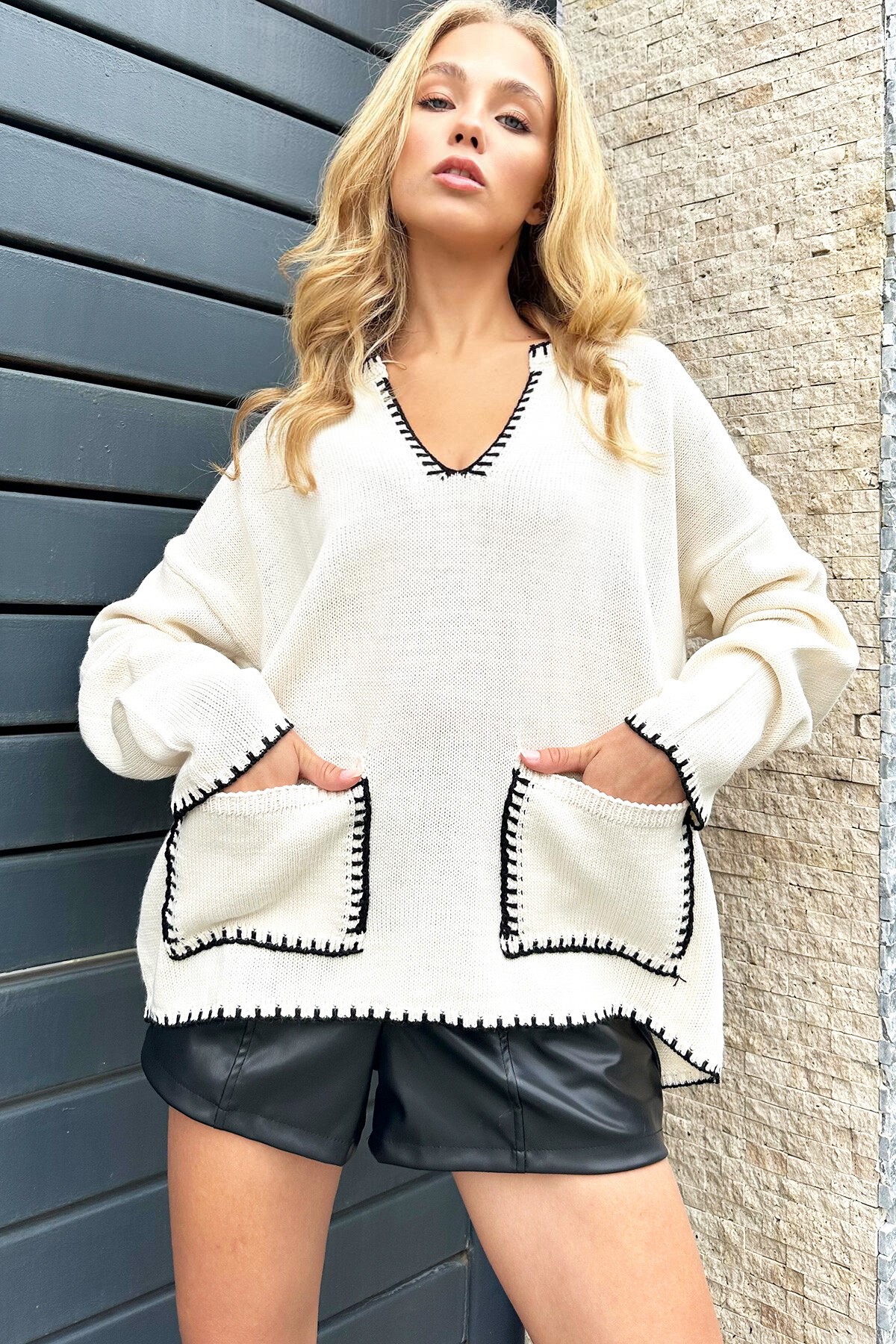 Krem V Yaka Nakış Detaylı Çift Cepli Triko Kazak