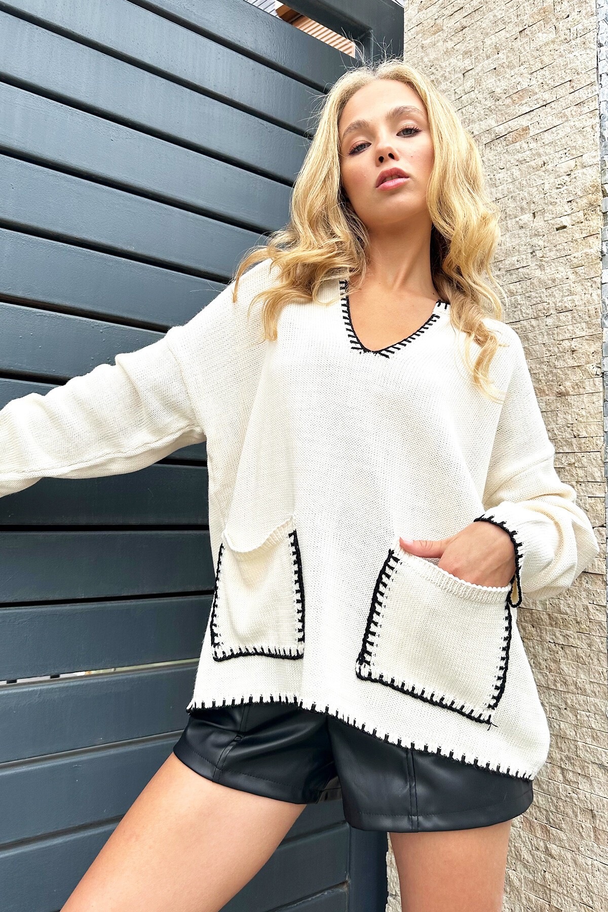 Krem V Yaka Nakış Detaylı Çift Cepli Triko Kazak