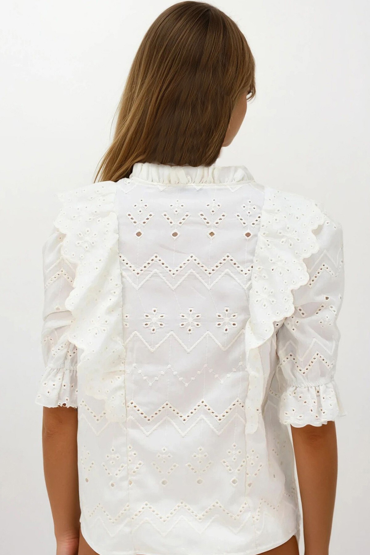 Krem Yarım Kol Lastikli Fırfır Detaylı Güpür Gömlek