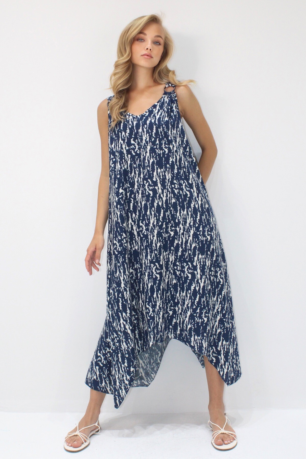 Lacivert Asimetrik Kesim Askılı Halka Detaylı Rahat Kalıp Dokuma Viskon Elbise