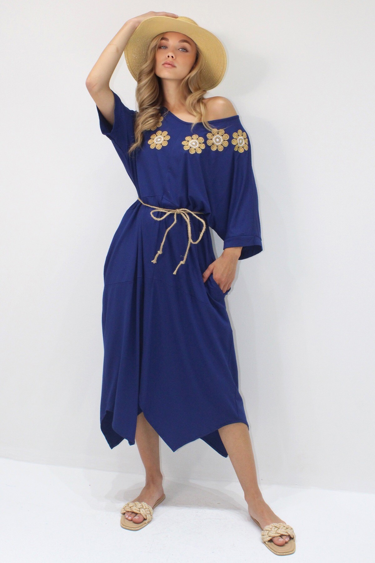 Lacivert Asimetrik Kesim  V Yaka Nakış İşlemeli Çift Cepli Hasır Kemerli Viskon Elbise