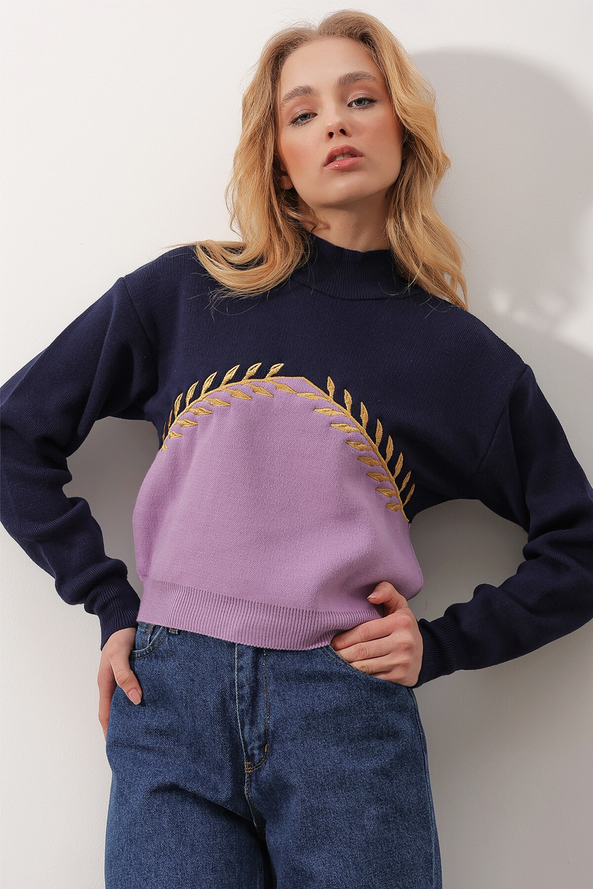 Lacivert Balıkçı Yaka Nakış İşlemeli Renk Bloklu Triko Kazak