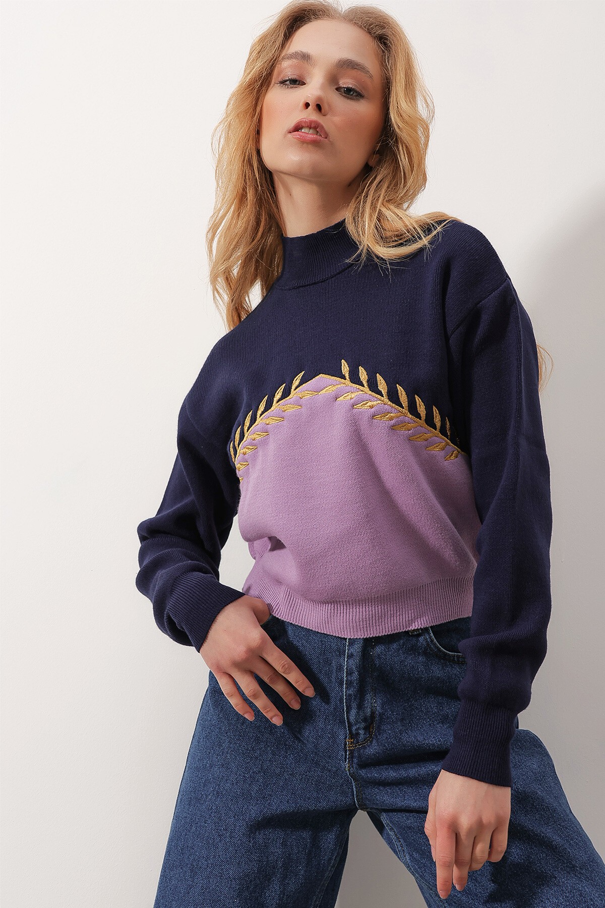 Lacivert Balıkçı Yaka Nakış İşlemeli Renk Bloklu Triko Kazak