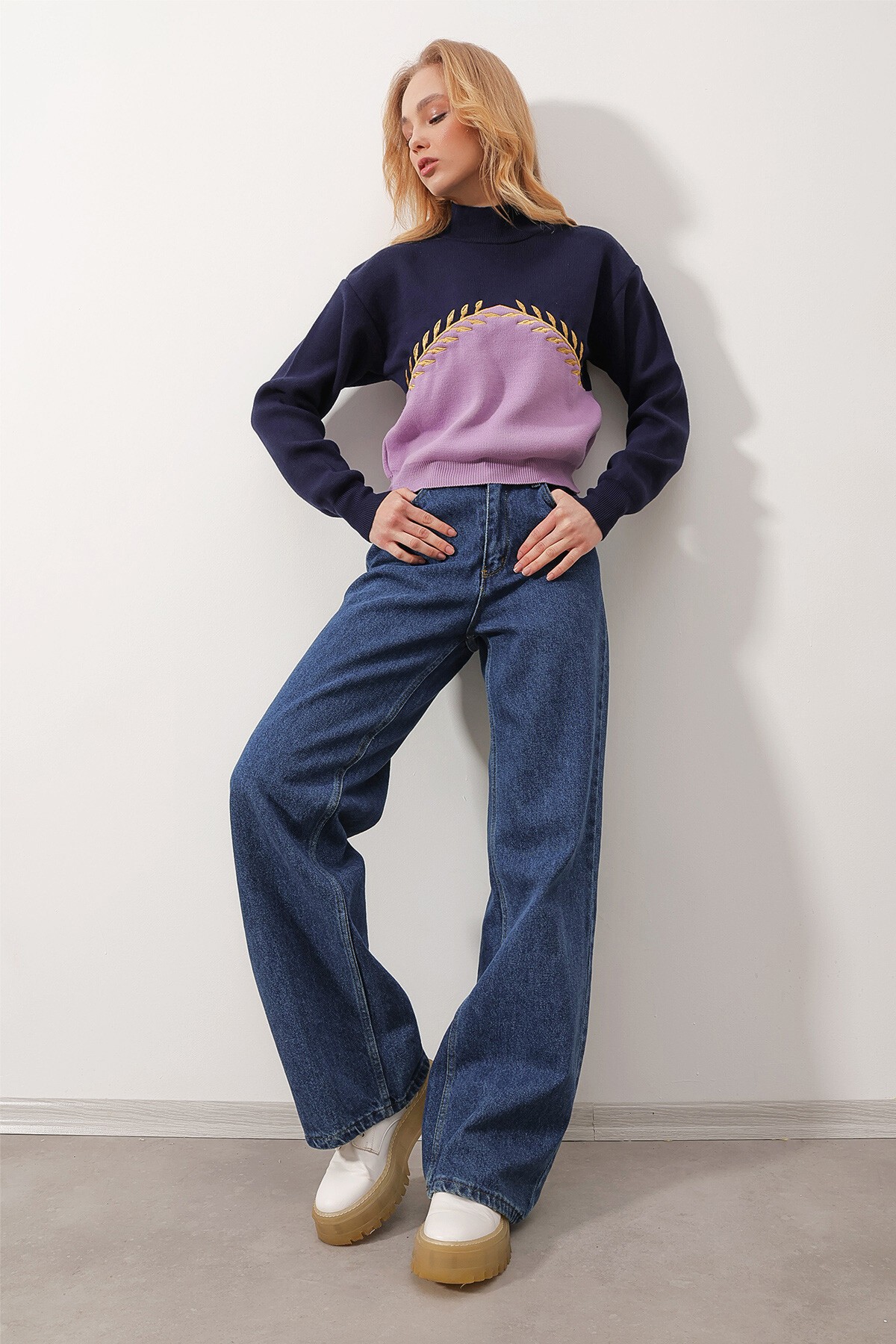 Lacivert Balıkçı Yaka Nakış İşlemeli Renk Bloklu Triko Kazak