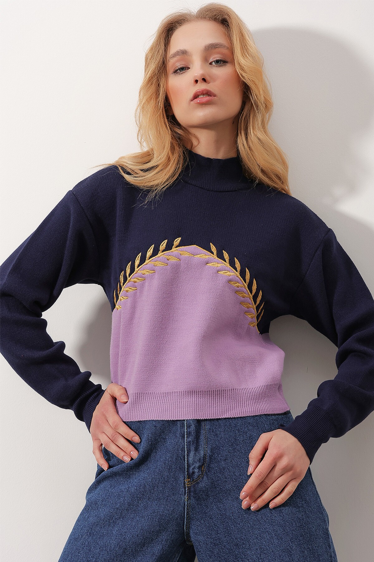 Lacivert Balıkçı Yaka Nakış İşlemeli Renk Bloklu Triko Kazak