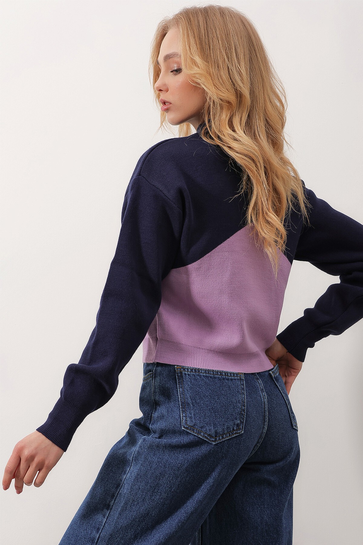 Lacivert Balıkçı Yaka Nakış İşlemeli Renk Bloklu Triko Kazak