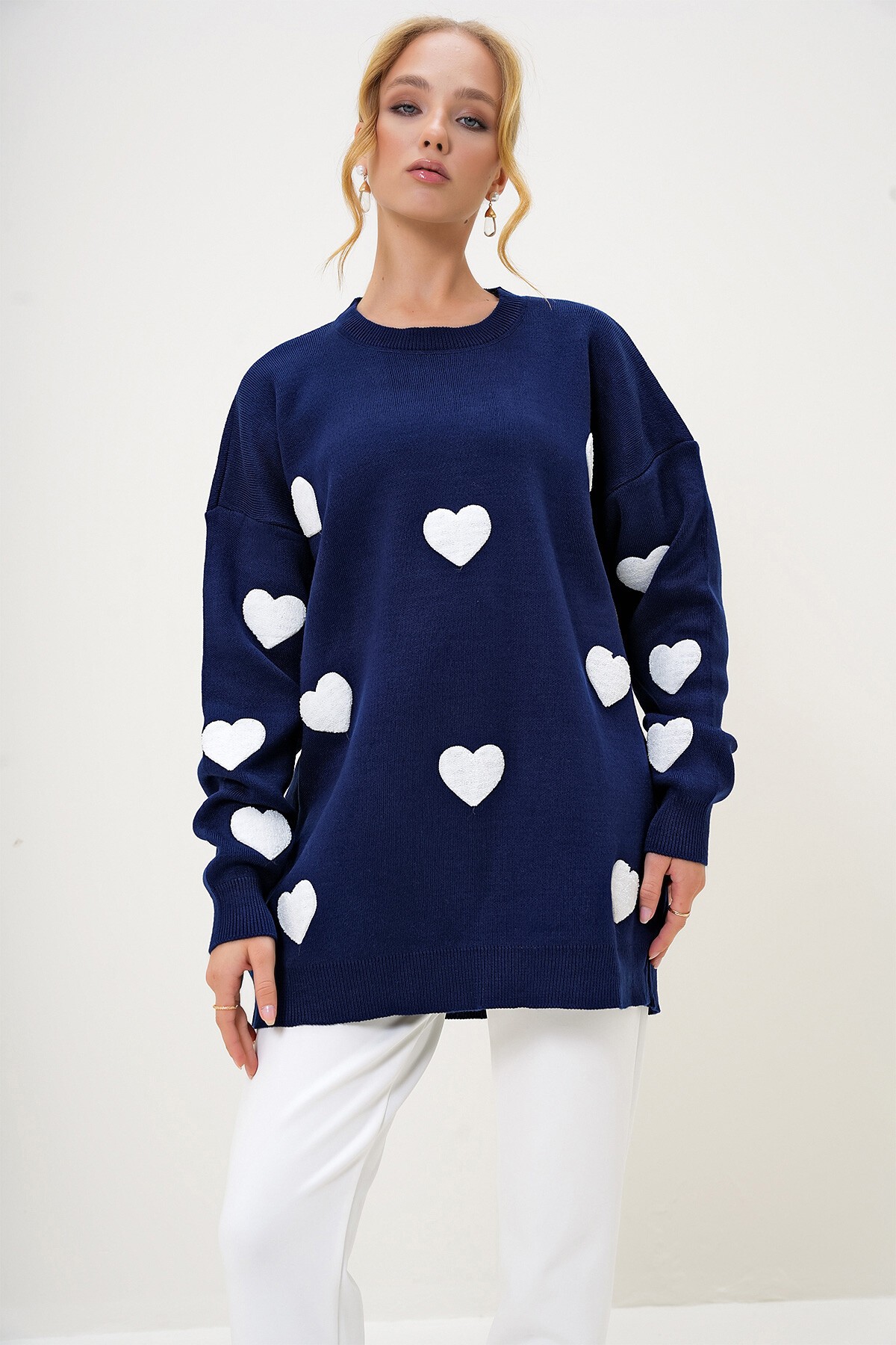 Lacivert Bisiklet Yaka Kalp İşlemeli Oversize Triko Kazak