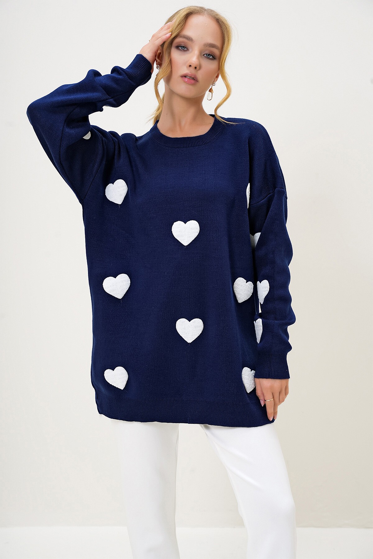 Lacivert Bisiklet Yaka Kalp İşlemeli Oversize Triko Kazak