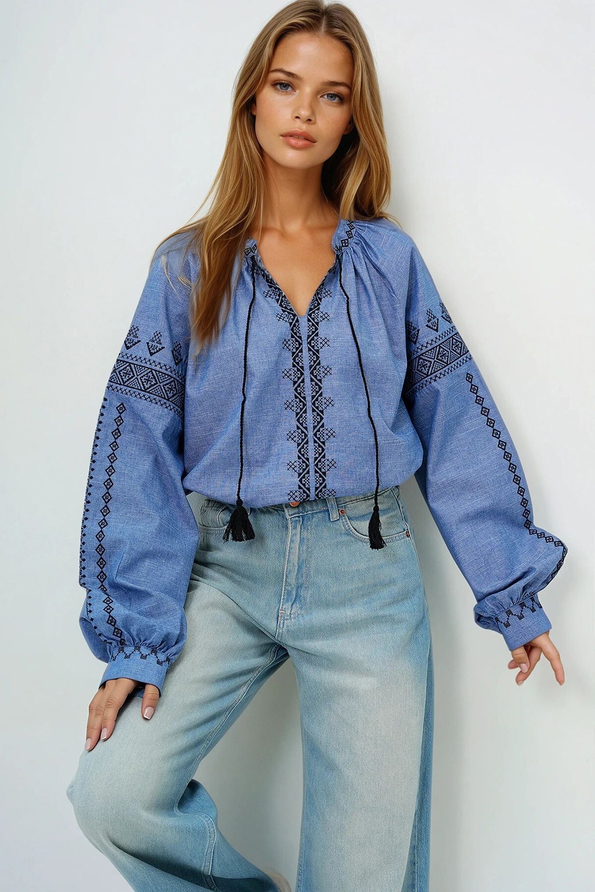 Lacivert Hakim Yaka Bağlama Detaylı Nakışlı Dokuma Bluz