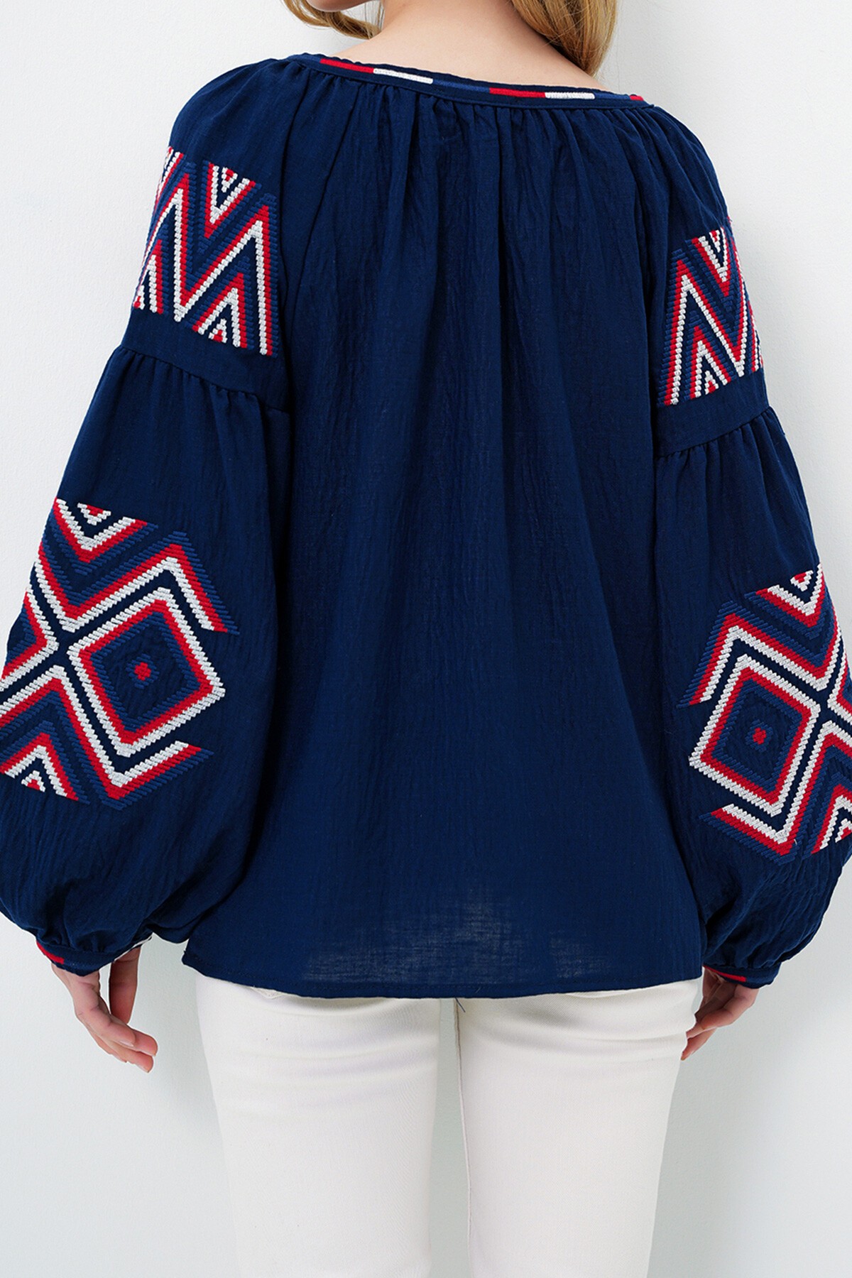 Lacivert Kolları Nakış İşlemeli Müslin Keten Yazlık Bluz