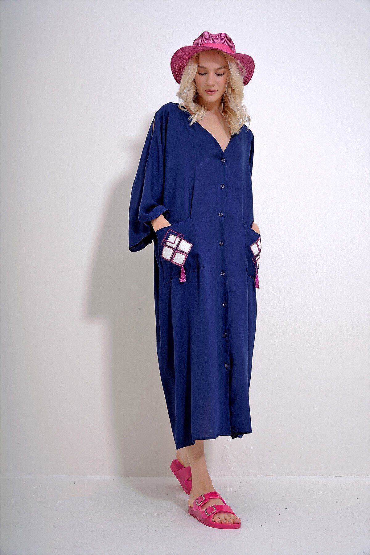 Lacivert V Yaka Sırtı Ve Cepleri Nakışlı Önü Düğmeli Dokuma Viskon Elbise