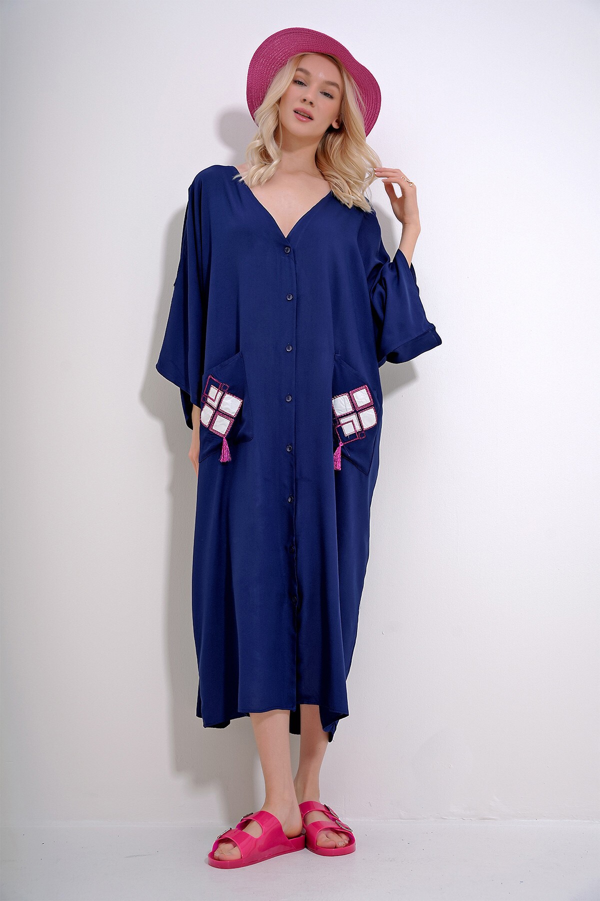 Lacivert V Yaka Sırtı Ve Cepleri Nakışlı Önü Düğmeli Dokuma Viskon Elbise