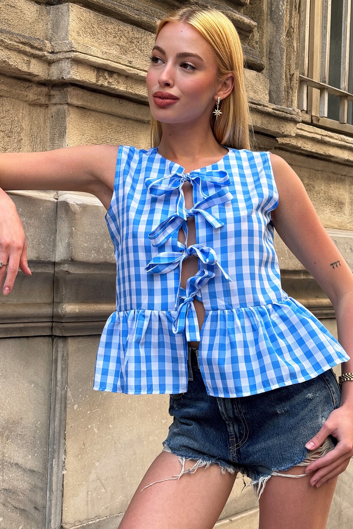 Mavi Bağlama Detaylı Eteği Volanlı Kolsuz Bluz