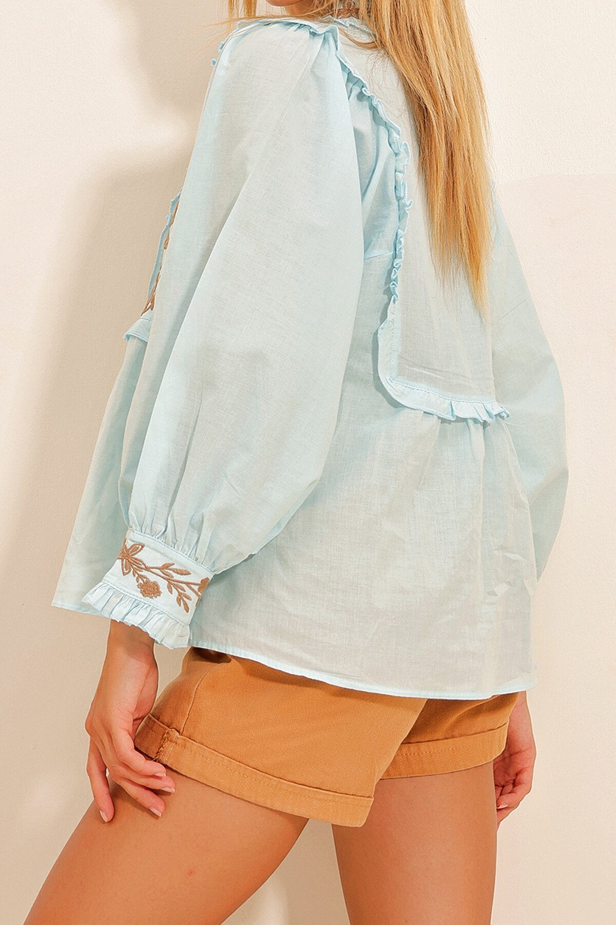 Mavi Dik Yaka Nakışlı Dokuma Bluz