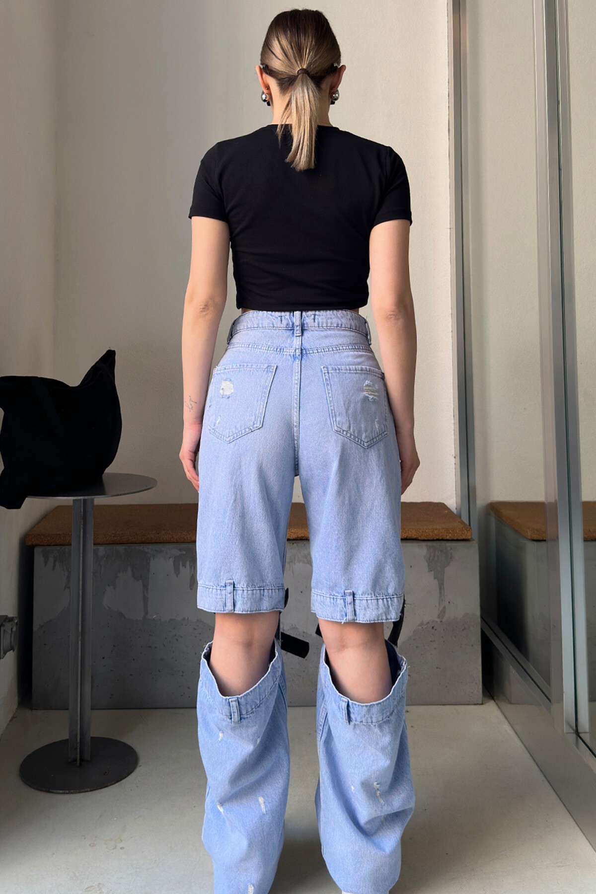 Mavi Kemer Detaylı Yırtmaçlı Jean