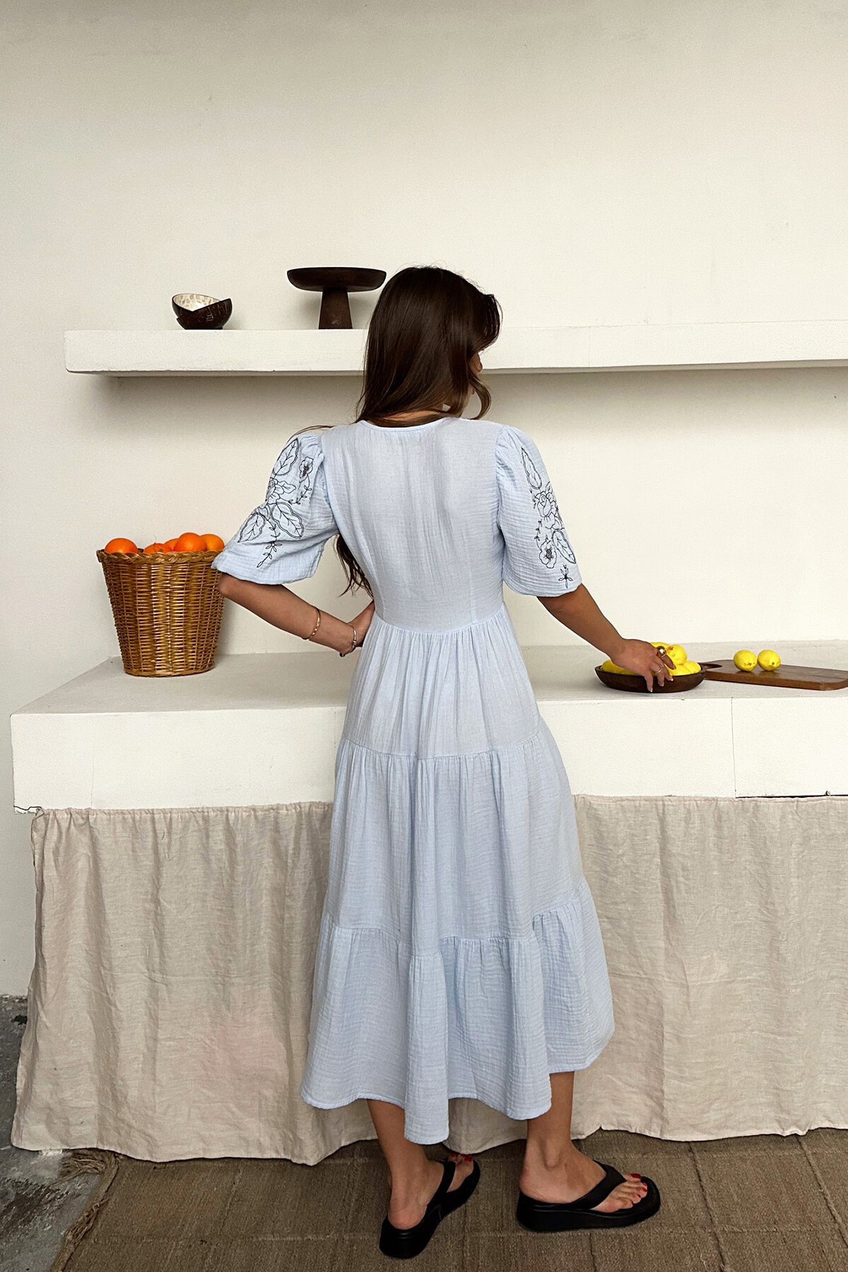 Mavi Nakışlı Bağlama Detaylı Midi Boy Müslin Elbise