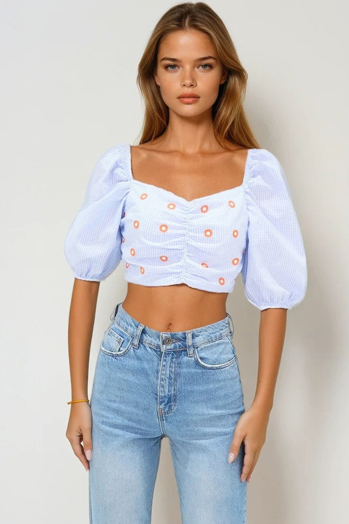 Mavi Öpücük Yaka Çiçek Nakışlı Pötikare Desenli Sırt Dekolteli Crop Bluz