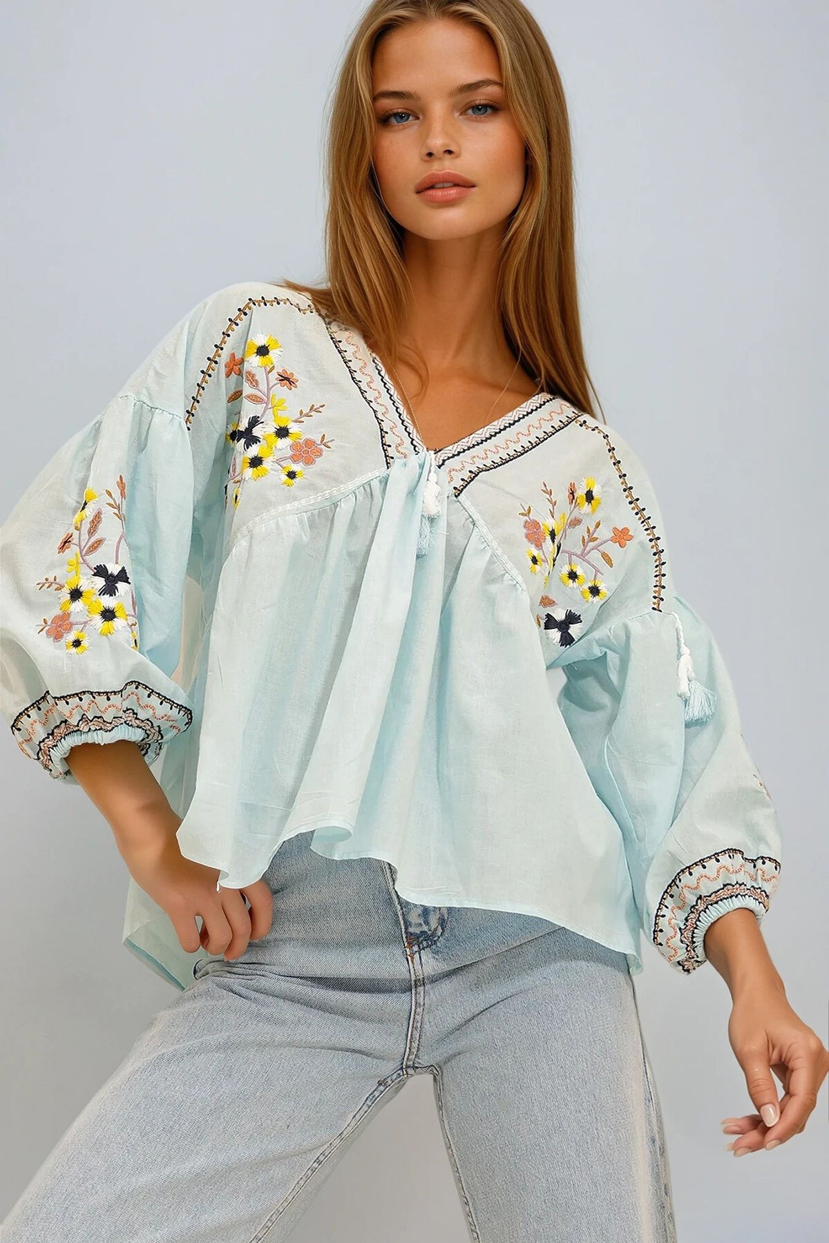 Mavi V Yaka Balon Kollu Nakışlı Bluz