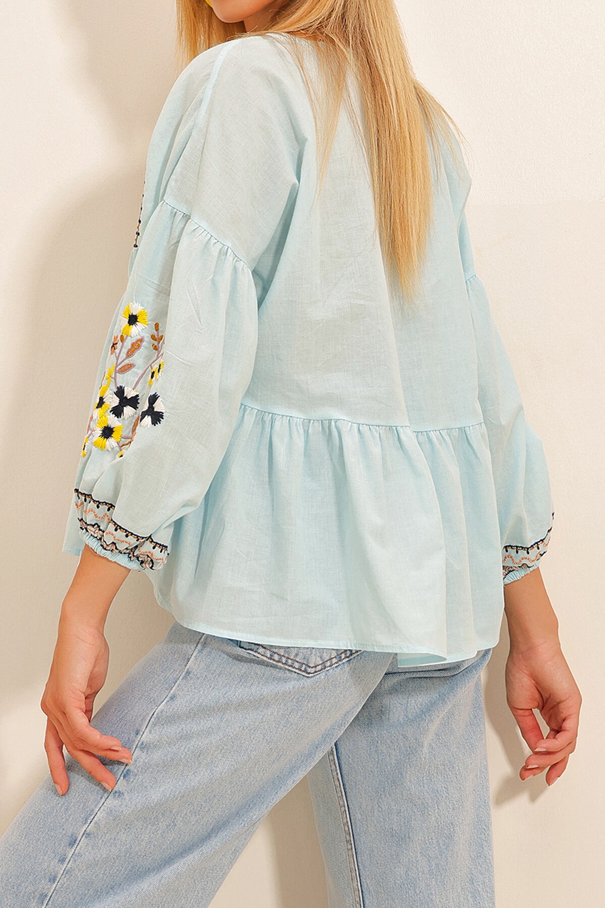 Mavi V Yaka Balon Kollu Nakışlı Bluz