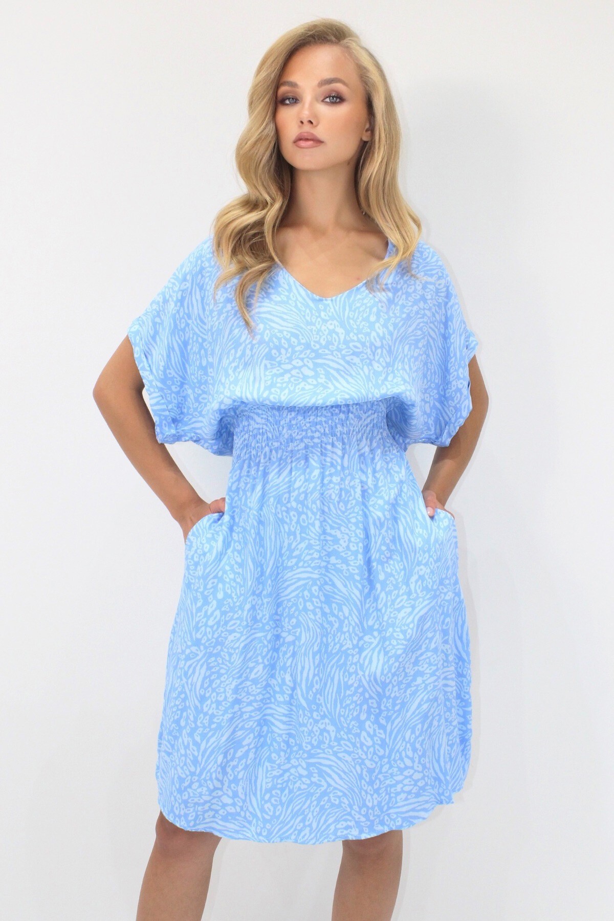 Mavi V Yaka Çift Cepli Desenli Beli Gipeli Dokuma Viskon Elbise