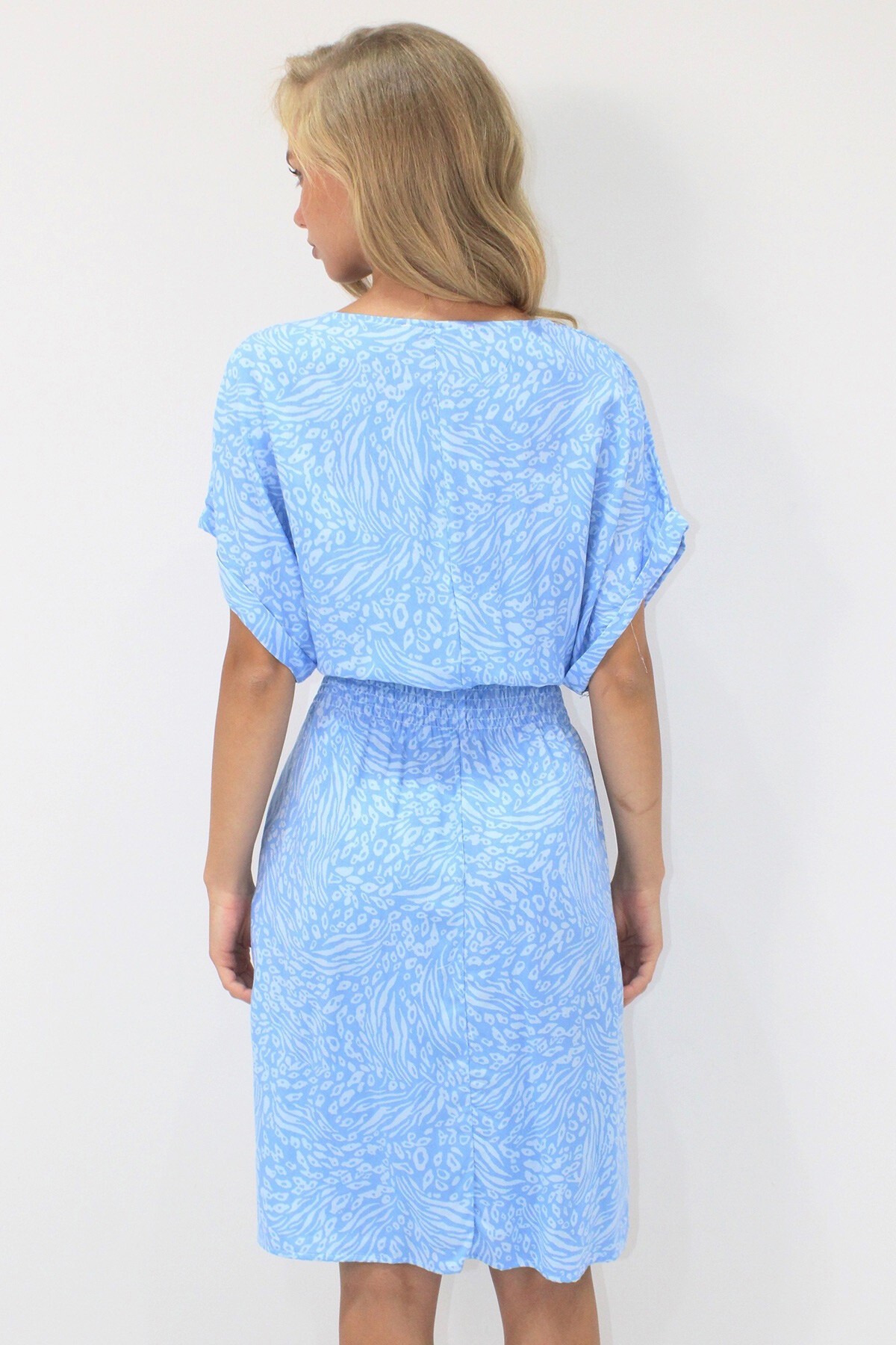 Mavi V Yaka Çift Cepli Desenli Beli Gipeli Dokuma Viskon Elbise