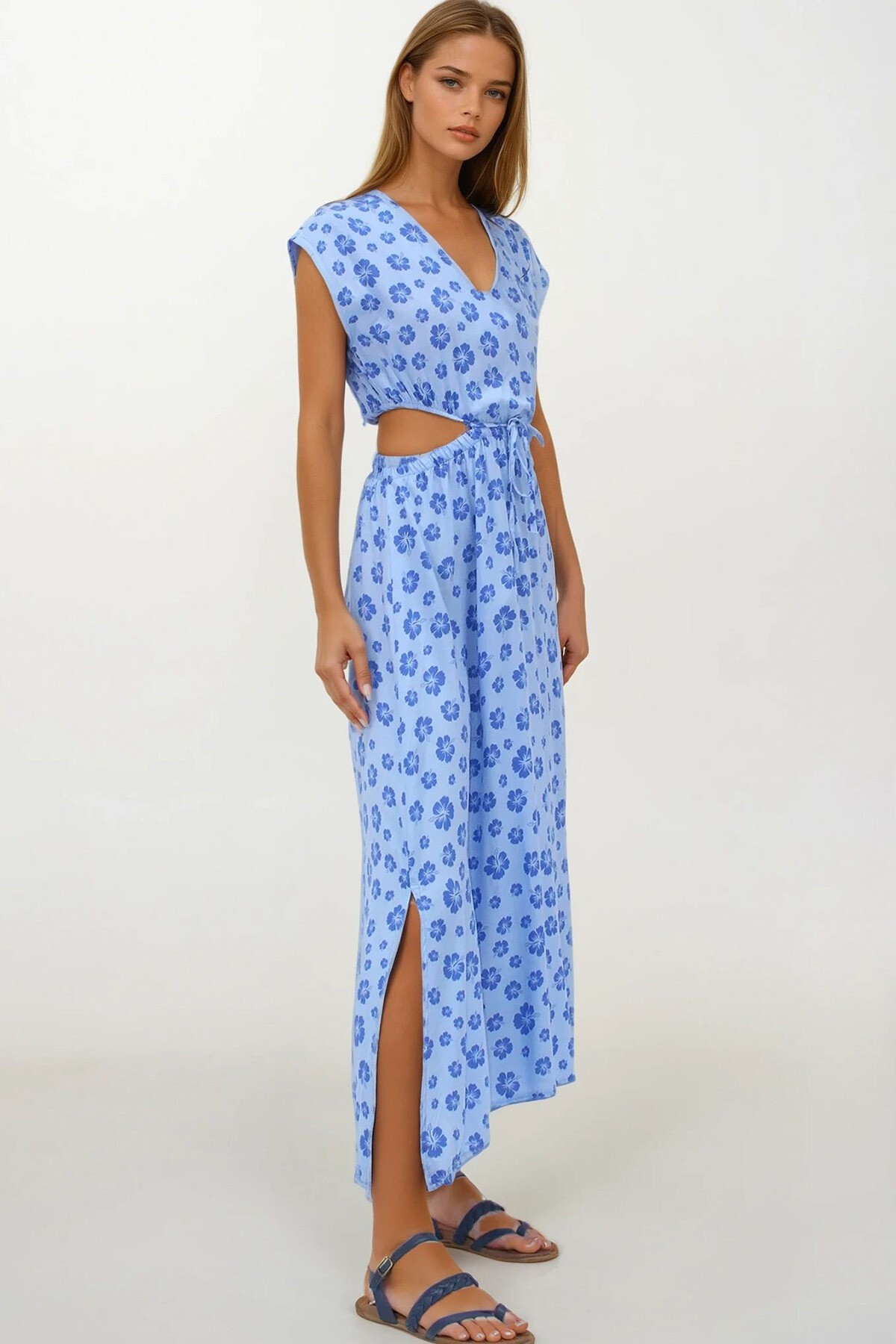 Mavi V Yaka Cut Out İp Detaylı Desenli Maxi Boy Yırtmaçlı Elbise