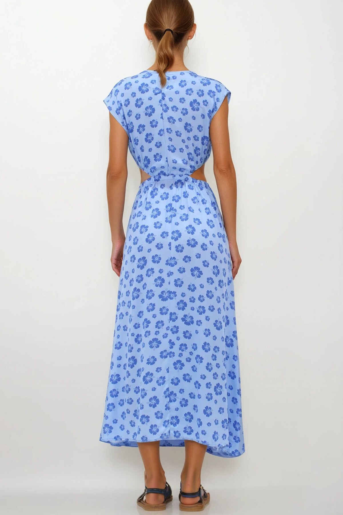 Mavi V Yaka Cut Out İp Detaylı Desenli Maxi Boy Yırtmaçlı Elbise