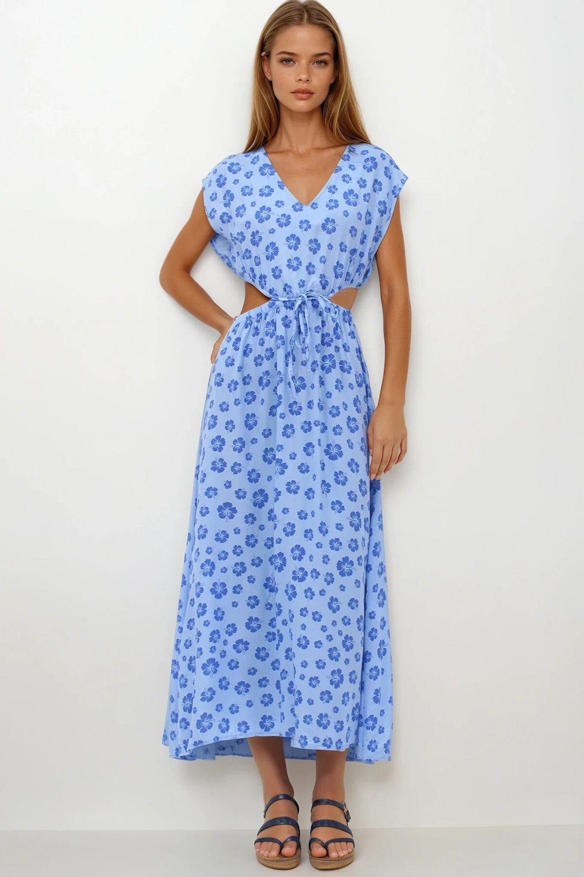 Mavi V Yaka Cut Out İp Detaylı Desenli Maxi Boy Yırtmaçlı Elbise