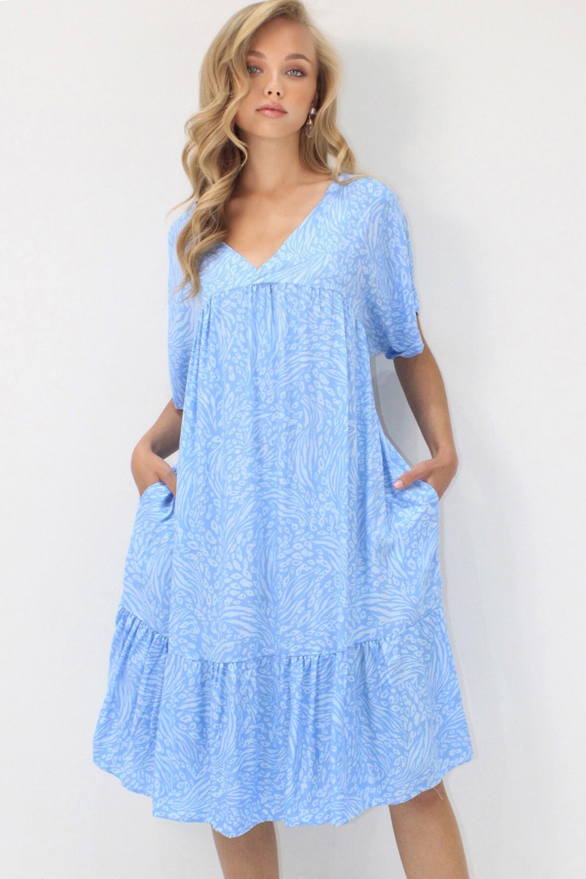 Mavi V Yaka Double Kol Desenli Rahat Kesim Çift Cepli Dokuma Viskon Elbise