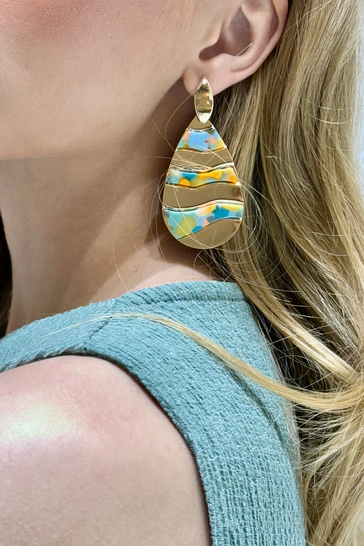 Mix Sedef Görünümlü Sallantılı Damla Küpe