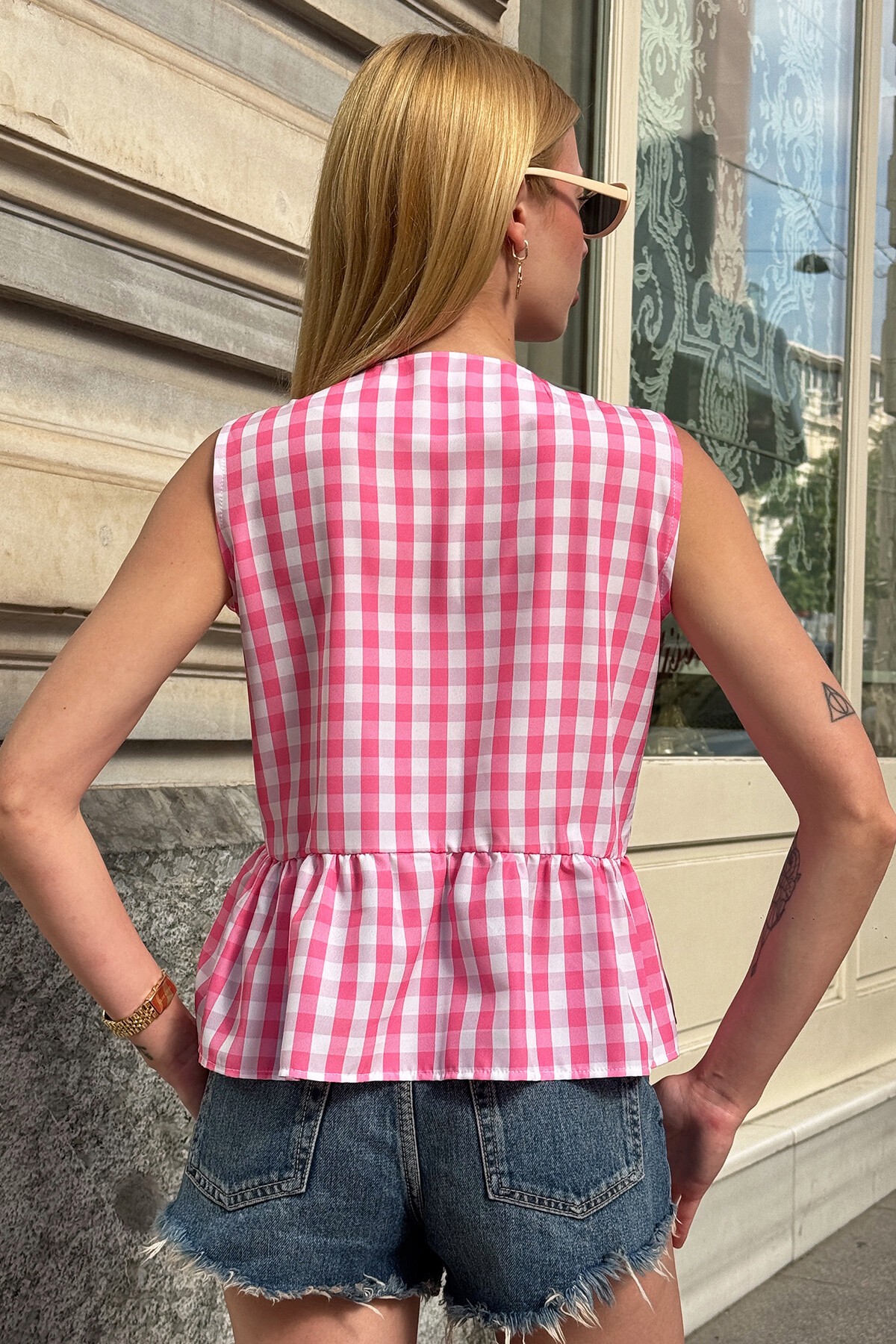 Pembe Bağlama Detaylı Eteği Volanlı Kolsuz Bluz