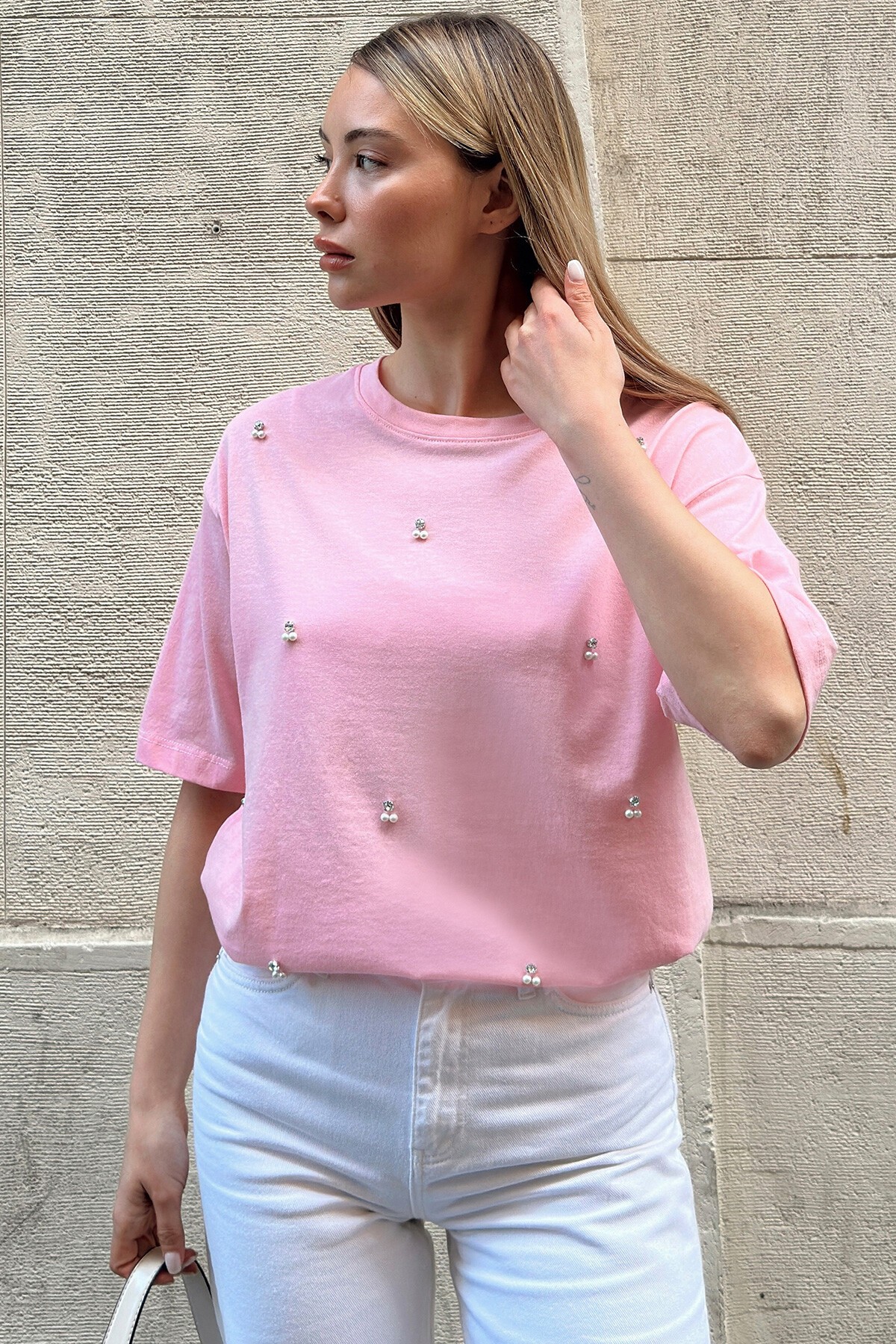 Pembe Bisiklet Yaka Oversize İnci Ve Taş İşlemeli T-Shirt