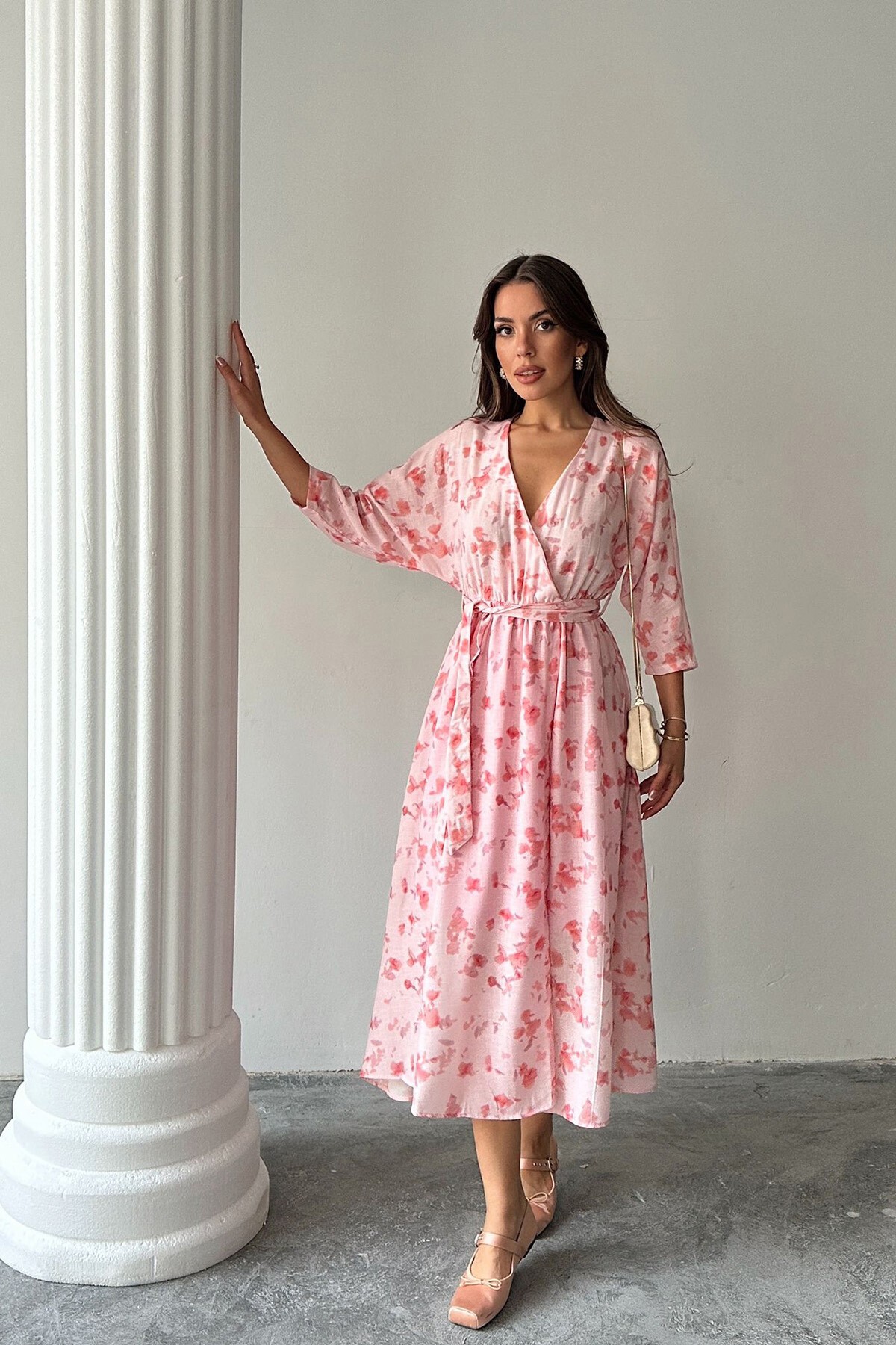 Pembe Kuşaklı Beli Lastikli Kruvaze Yaka Midi Boy Keten Elbise