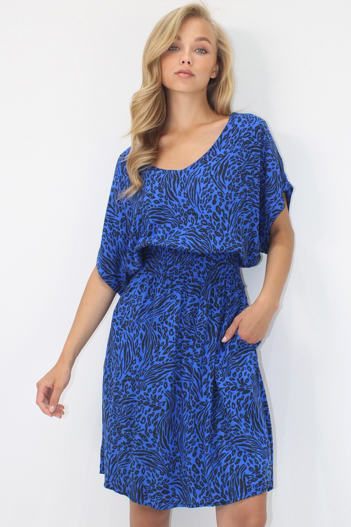 Saks Siyah V Yaka Çift Cepli Desenli Beli Gipeli Dokuma Viskon Elbise