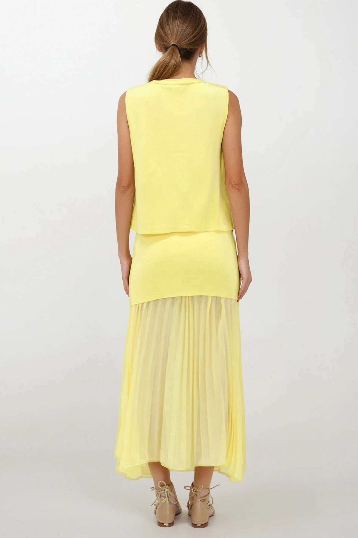 Sarı Düğmeli Yelek Ve Piliseli Tasarım Etek Triko Takım