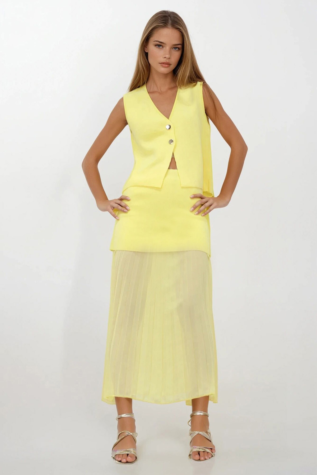 Sarı Düğmeli Yelek Ve Piliseli Tasarım Etek Triko Takım