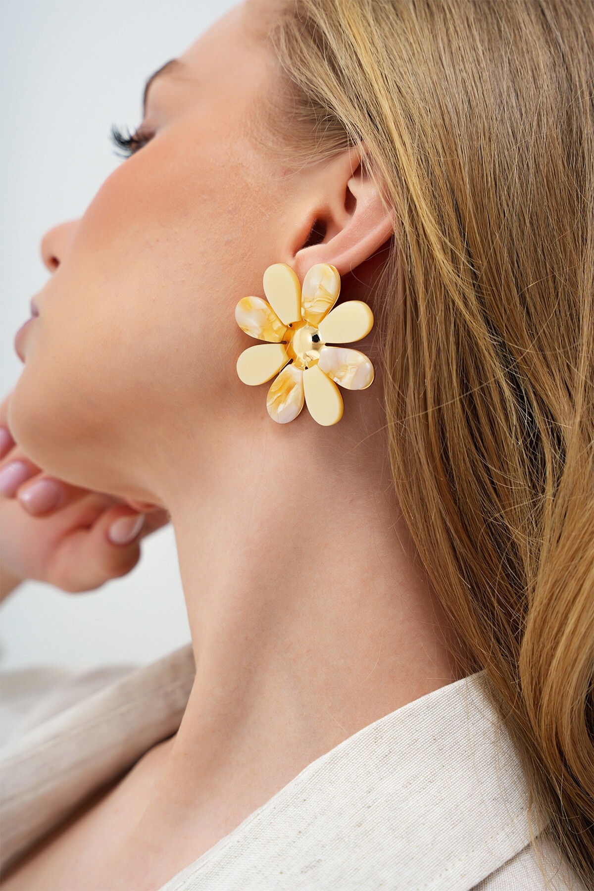 Sarı Papatya Motifli Sedefli Küpe