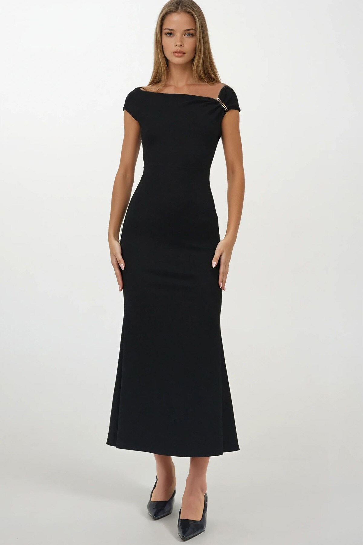 Siyah Aksesuar Detaylı Drape Yaka Maxi Boy Fitilli Elbise