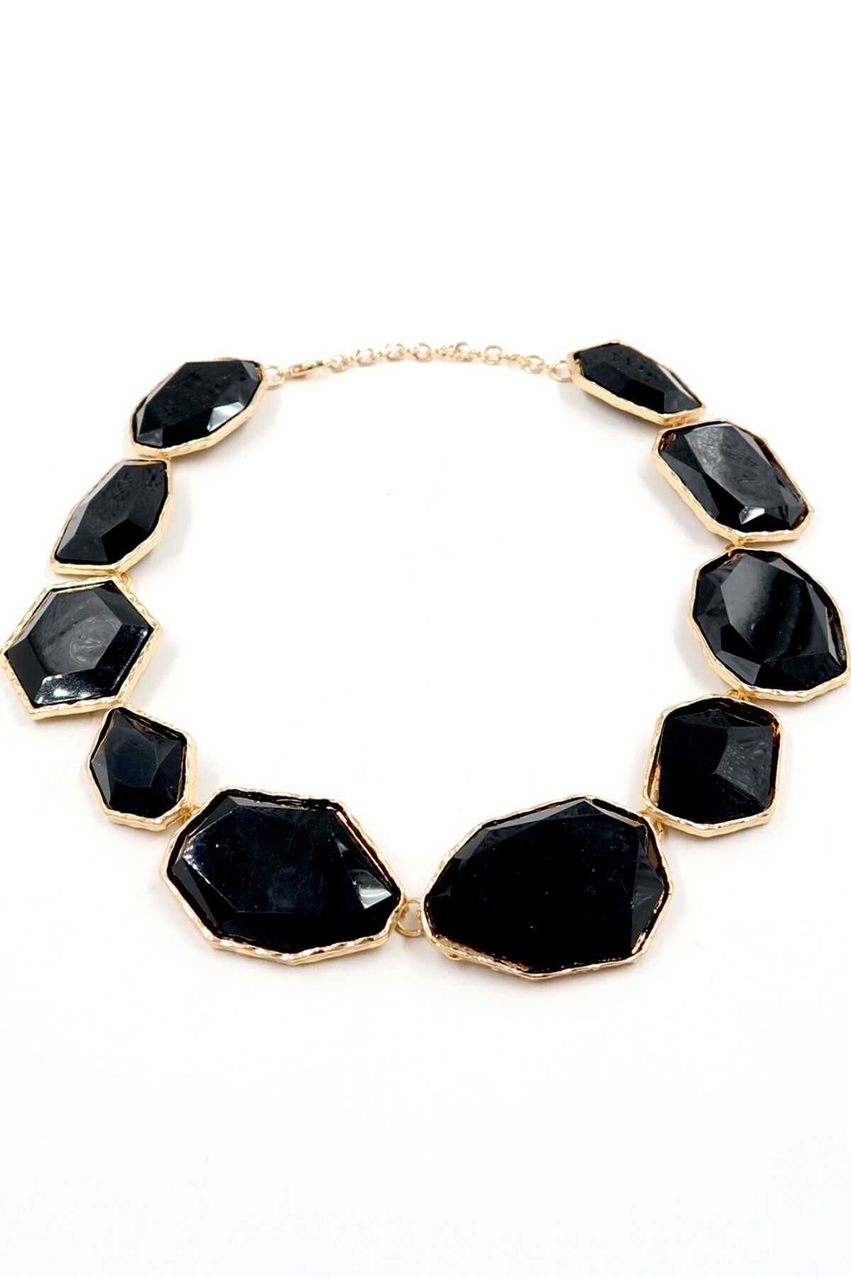 Siyah Altın Çerçeveli Asimetrik Taşlı Kolye