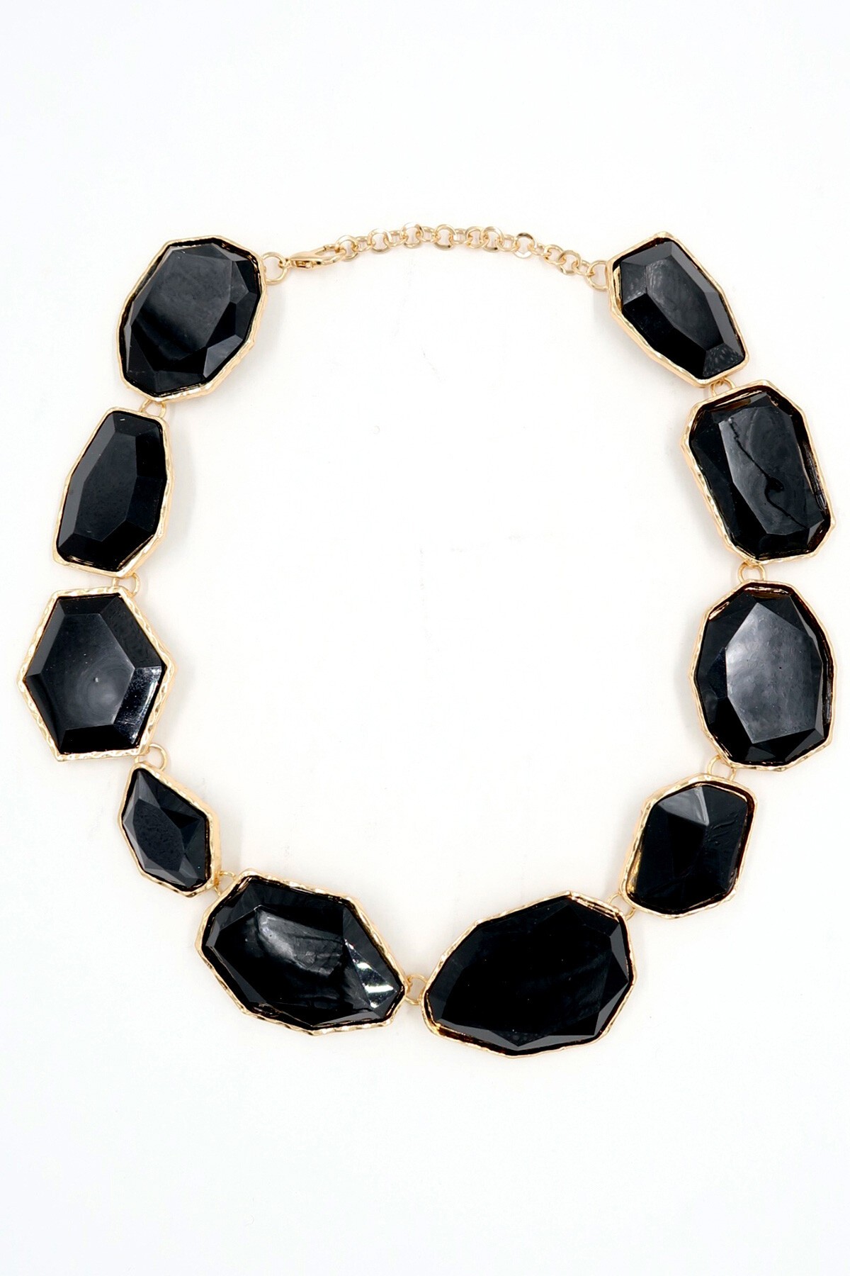 Siyah Altın Çerçeveli Asimetrik Taşlı Kolye