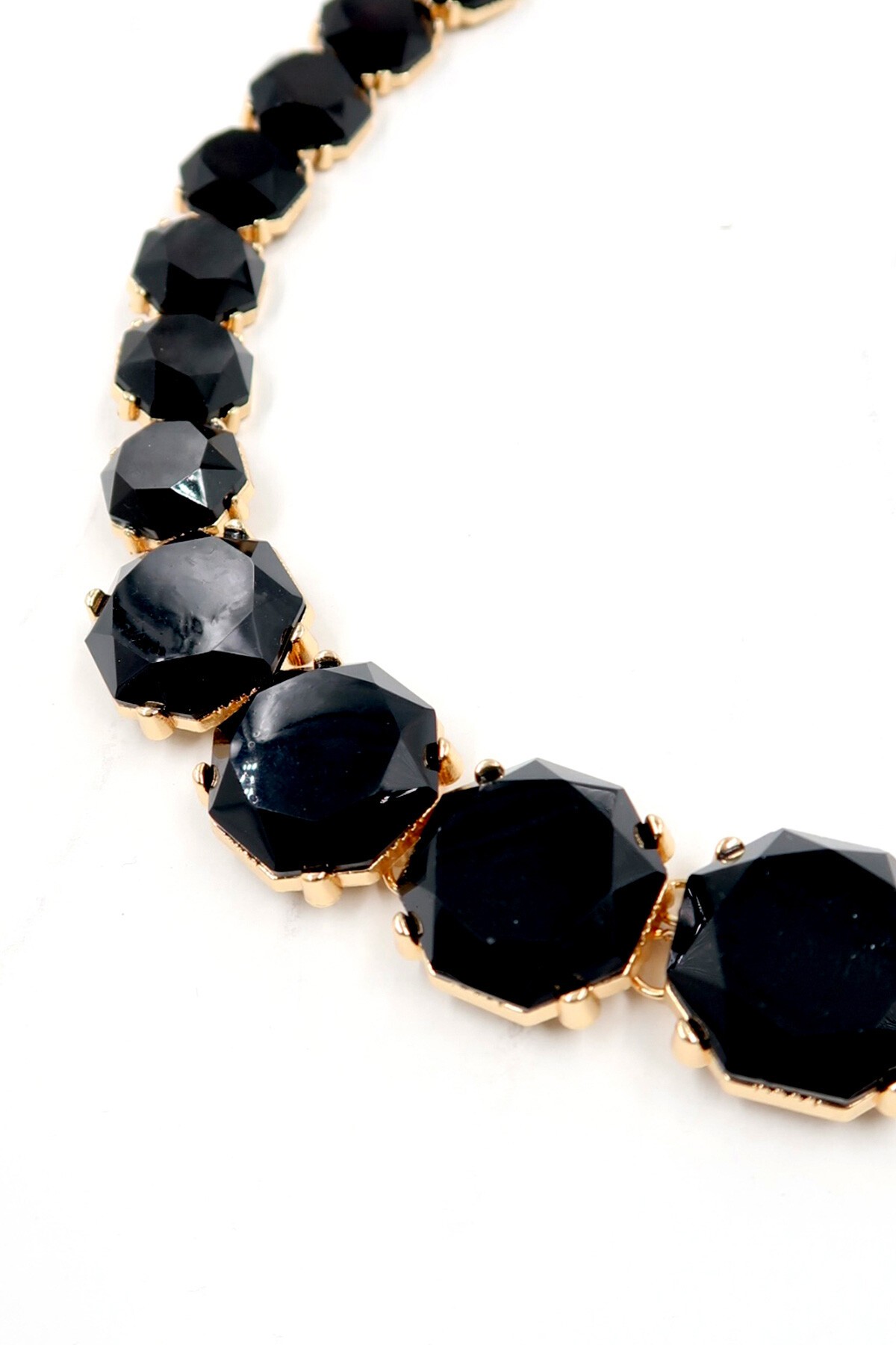 Siyah Altın Çerçeveli Geometrik Taşlı Tasarım Kolye