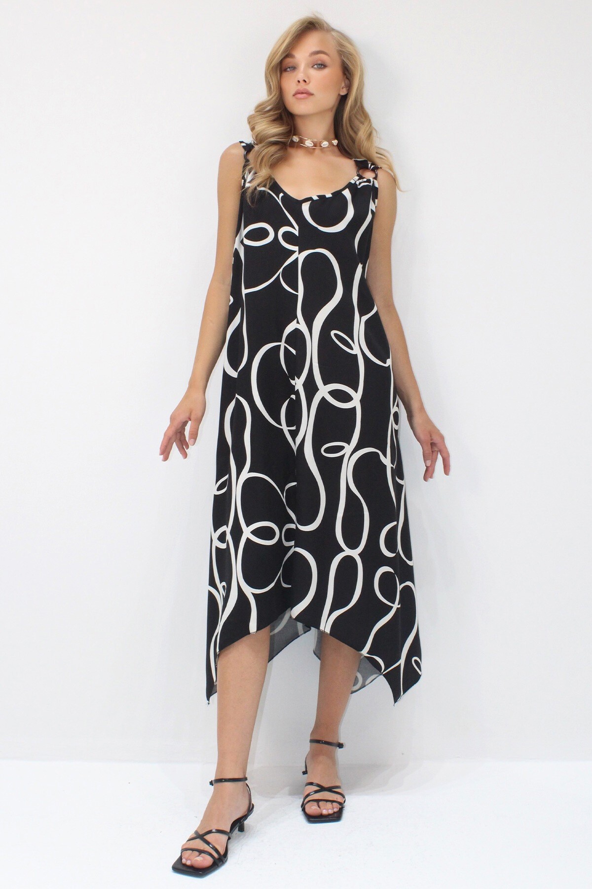 Siyah Asimetrik Kesim Askılı Halka Detaylı Rahat Kalıp Dokuma Viskon Elbise