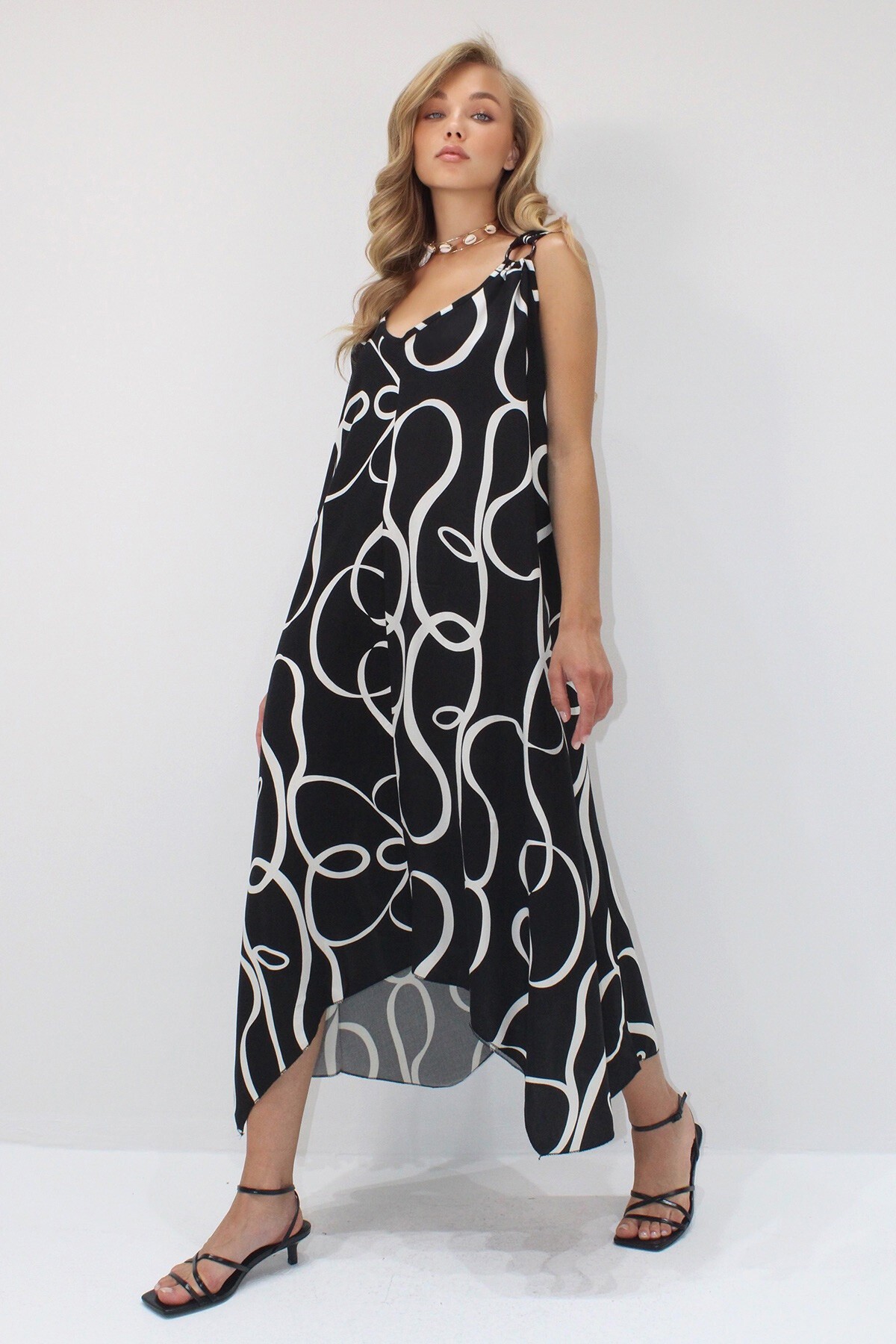 Siyah Asimetrik Kesim Askılı Halka Detaylı Rahat Kalıp Dokuma Viskon Elbise