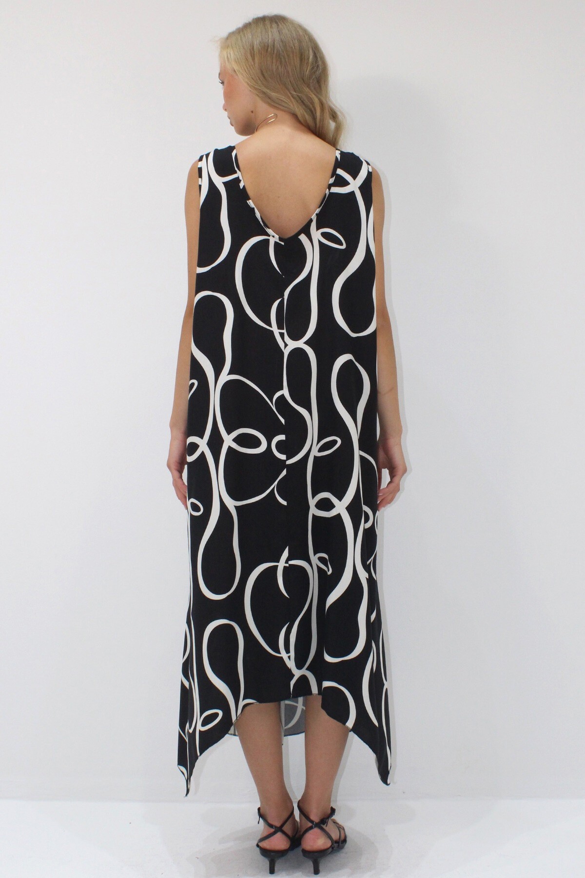 Siyah Asimetrik Kesim Askılı Halka Detaylı Rahat Kalıp Dokuma Viskon Elbise