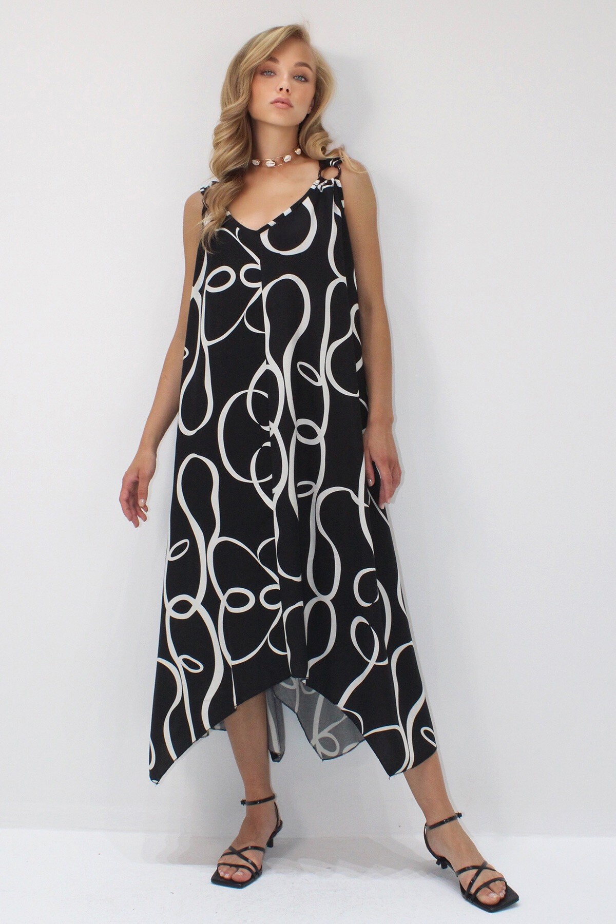 Siyah Asimetrik Kesim Askılı Halka Detaylı Rahat Kalıp Dokuma Viskon Elbise