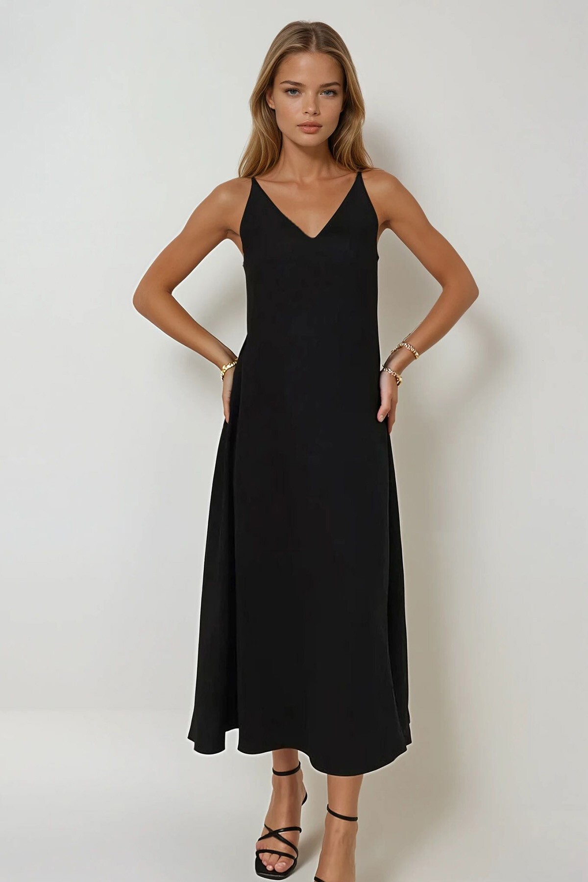 Siyah Ayarlanabilir Askılı Sırtı Bağlama Detaylı V Yaka Arobin Elbise